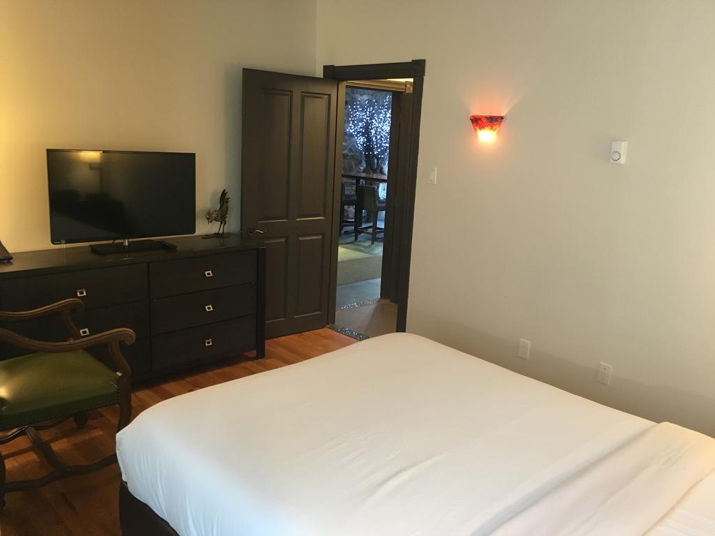 Hotel Epik Монреаль Экстерьер фото